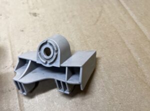 ŚLIZG MOCOWANIE WSPORNIK ZDERZAKA TYŁ LEWY TOYOTA AURIS II HB