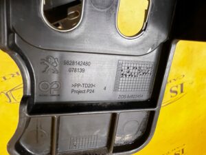 ŚLIZG MOCOWANIE WSPORNIK ZDERZAKA PRZÓD LEWY PEUGEOT 2008 II