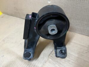 ŁAPA PODUSZKA WSPORNIK MOCOWANIE SILNIKA SKRZYNI TOYOTA AURIS II 1.8 HYBRID