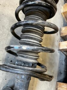 ZWROTNICA AMORTYZATOR MCPHERSON PRZÓD LEWY TOYOTA AURIS II 1.8 HYBRID