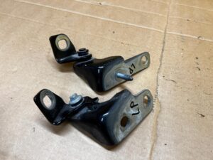 KPL ZAWIASY DRZWI PRZÓD LEWY FORD ESCAPE MK4 UM