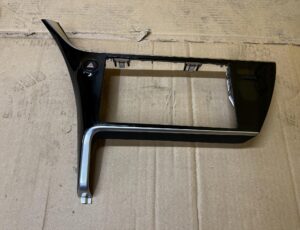 LISTWA OZDOBNA DEKOR RAMKA DESKI KONSOLI RADIA TOYOTA AURIS II LIFT EU