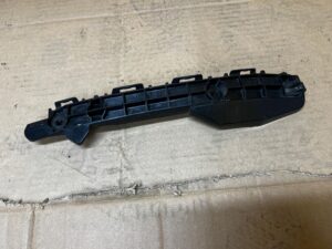 ŚLIZG MOCOWANIE WSPORNIK ZDERZAKA TYŁ PRAWY TOYOTA AURIS II HB