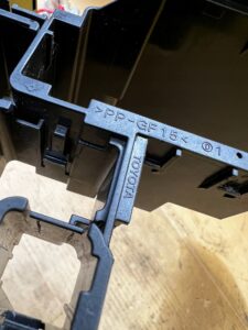 OBUDOWA PODSTAWA SKRZYNKA BEZPIECZNIKÓW TOYOTA RAV4 V