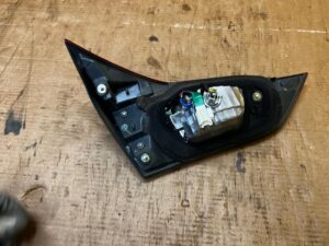 LAMPA TYŁ TYLNA PRAWY PRAWA W KLAPĘ LED TOYOTA AURIS II LIFT HB