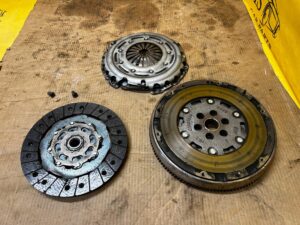 KOMPLET SPRZĘGŁO KOŁO DMUMASOWE TARCZA DOCISK PEUGEOT 2008 II 1.5 BLUE HDI