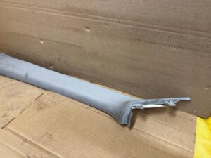 POSZYCIE OSŁONA OBUDOWA SŁUPKA PRZÓD A LEWY TOYOTA AURIS II