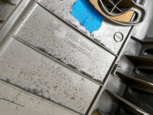 POSZYCIE OSŁONA SŁUPKA ŚRODKOWEGO B LEWY LEWA TOYOTA AURIS II