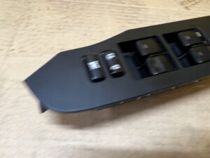 PANEL PRZEŁĄCZNIK SZYB DRZWI PRZÓD LEWY TOYOTA AURIS II EU