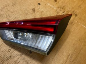 LAMPA TYŁ TYLNA PRAWY PRAWA W KLAPĘ LED TOYOTA AURIS II LIFT HB