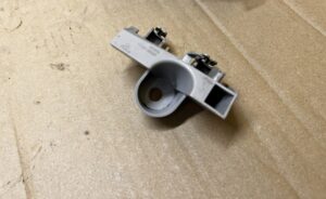 ŚLIZG MOCOWANIE WSPORNIK ZDERZAKA TYŁ LEWY TOYOTA AURIS II HB