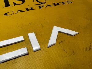 EMBLEMAT ZNACZEK NAPIS POKRYWY TYŁ BAGAŻNIKA DACIA SANDERO III