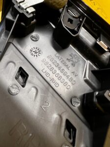 KRATKA NAWIEWU DESKI KONSOLI PRZÓD PRAWA PRAWY PEUGEOT 2008 II