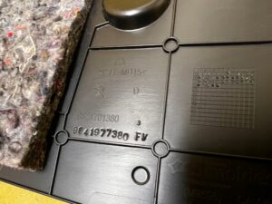 OBUDOWA OSŁONA ZAŚLEPKA TUNELU ŚRODKOWEGO PRAWA PEUGEOT 2008 II