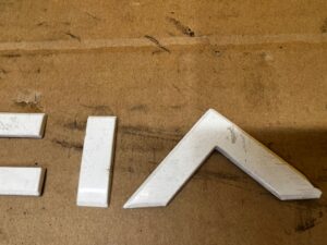 EMBLEMAT ZNACZEK NAPIS POKRYWY TYŁ BAGAŻNIKA DACIA SANDERO III