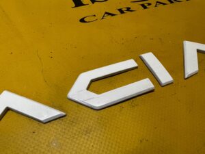 EMBLEMAT ZNACZEK NAPIS POKRYWY TYŁ BAGAŻNIKA DACIA SANDERO III