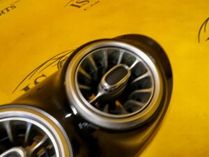 KRATKI NAWIEWU DESKI KONSOLI ŚRODKOWE MERCEDES A W177 A35 AMG PIANO BLACK