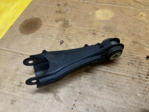 WAHACZ TYŁ TYLNY POPRZECZNY PRAWY LEWY MERCEDES A W177