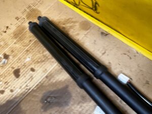 KOMPLET SIŁOWNIKI ELEKTRYCZNE KLAPY TYŁ BAGAŻNIKA TOYOTA RAV4 V