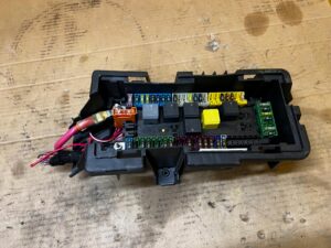 SKRZYNKA BEZPIECZNIKÓW PRZEKAŹNIKÓW MERCEDES GL X166 3.0 CDI 350 BLUETEC