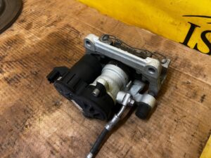 ZACISK HAMULCOWY ELEKTRYCZNY TYŁ LEWY FORD ESCAPE MK4 KUGA MK3