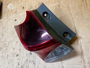 LAMPA TYŁ TYLNA LEWY LEWA W BŁOTNIK LED TOYOTA AURIS II LIFT HB