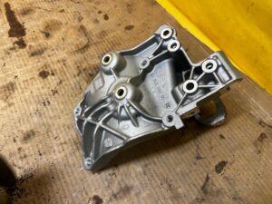 ŁAPA MOCOWANIE UCHWYT SPRĘŻARKI KLIMATYZACJI PEUGEOT 2008 II 1.5 BLUE HDI