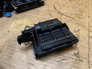 SKRZYNKA BEZPIECZNIKÓW OGRANICZNIK PRĄDU MERCEDES GL X166