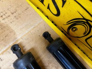 KOMPLET SIŁOWNIKI ELEKTRYCZNE KLAPY TYŁ BAGAŻNIKA TOYOTA RAV4 V