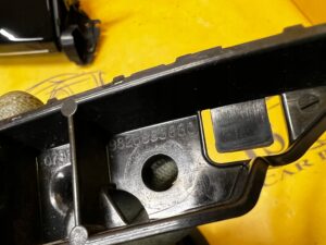 ŚLIZG MOCOWANIE WSPORNIK ZDERZAKA PRZÓD PRAWY PEUGEOT 2008 II