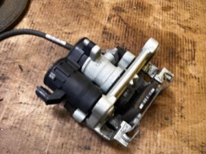 ZACISK HAMULCOWY ELEKTRYCZNY TYŁ PRAWY FORD ESCAPE MK4 KUGA MK3