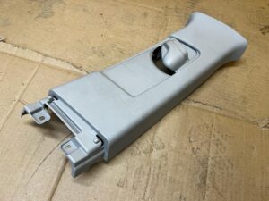 POSZYCIE OSŁONA SŁUPKA ŚRODKOWEGO B PRAWY PRAWA TOYOTA AURIS II