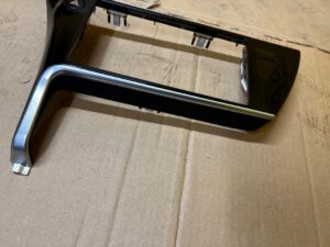 LISTWA OZDOBNA DEKOR RAMKA DESKI KONSOLI RADIA TOYOTA AURIS II LIFT EU