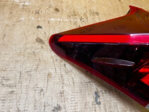 LAMPA TYŁ TYLNA LEWY LEWA W BŁOTNIK LED TOYOTA AURIS II LIFT HB