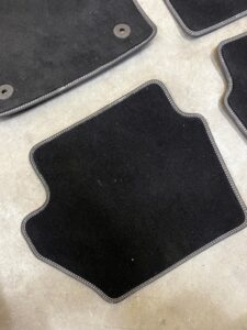 KPL DYWANIKI WYCIERACZKI WELUROWE ORYGINALNE PRZÓD TYŁ FORD FIESTA MK8 EU