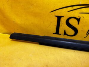 LISTWA ZGARNIAJĄCA USZCZELKA SZYBY DRZWI TYŁ LEWY FORD ESCAPE MK4