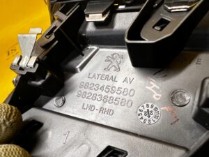 KRATKA NAWIEWU DESKI KONSOLI PRZÓD LEWA LEWY PEUGEOT 2008 II