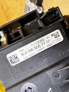 SKRZYNKA BEZPIECZNIKÓW OGRANICZNIK PRĄDU MERCEDES GL X166