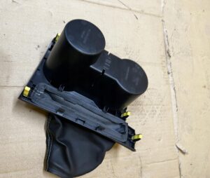 SCHOWEK UCHWYT NA KUBKI CUPHOLDER TUNELU ŚRODKOWEGO TOYOTA AURIS II EU