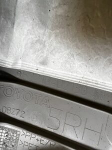 POSZYCIE OSŁONA OBUDOWA SŁUPKA PRZÓD A PRAWY TOYOTA AURIS II