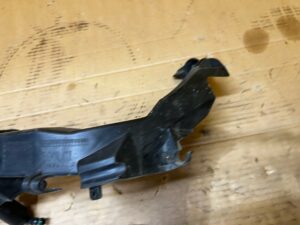 ŚLIZG MOCOWANIE WSPORNIK ZDERZAKA LAMPY PRZÓD LEWY BMW 3 E90 E91 LIFT LCI