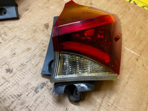 LAMPA TYŁ TYLNA PRAWY PRAWA W BŁOTNIK LED TOYOTA AURIS II LIFT HB