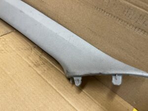 POSZYCIE OSŁONA OBUDOWA SŁUPKA PRZÓD A LEWY TOYOTA AURIS II