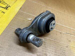 ŁAPA PODUSZKA WSPORNIK MOCOWANIE SILNIKA MERCEDES A W177 A35 2.0 B