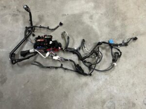 WIĄZKA INSTALACJA SKRZYNKA BEZPIECZNIKÓW TOYOTA AURIS II 1.8 HYBRID