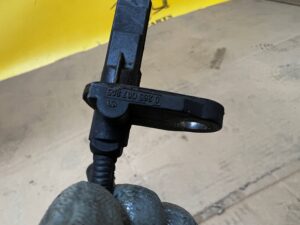 CZUJNIK ABS PRZÓD PRAWY TOYOTA AURIS II