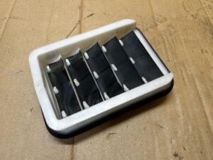 KRATKA WENTYLACYJNA DEKOMPRESYJNA TYŁ TOYOTA AURIS II EU