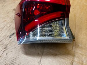 LAMPA TYŁ TYLNA LEWY LEWA W BŁOTNIK LED TOYOTA AURIS II LIFT HB
