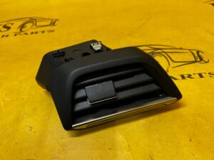 KRATKA NAWIEWU DESKI KONSOLI PRZÓD LEWA LEWY PEUGEOT 2008 II