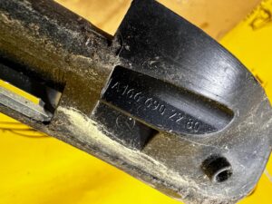 LISTWA SZYBY KAROSERYJNEJ BŁOTNIKA TYŁ PRAWA PRAWY MERCEDES GL X166